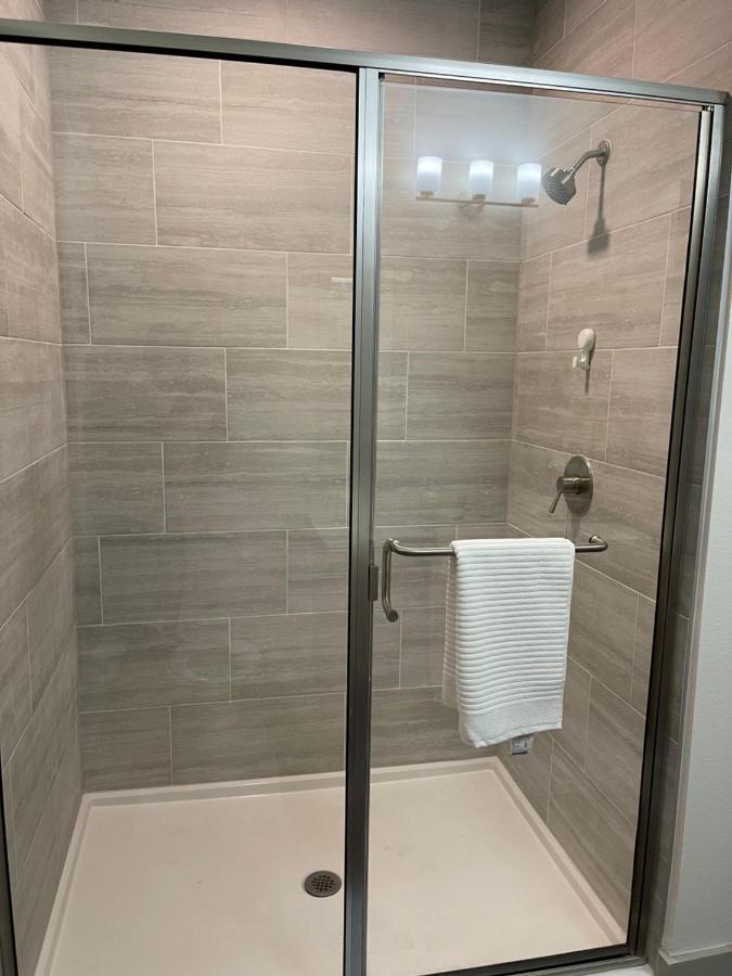 Cozy Retreat-free Reserved Parking-pool Apartment