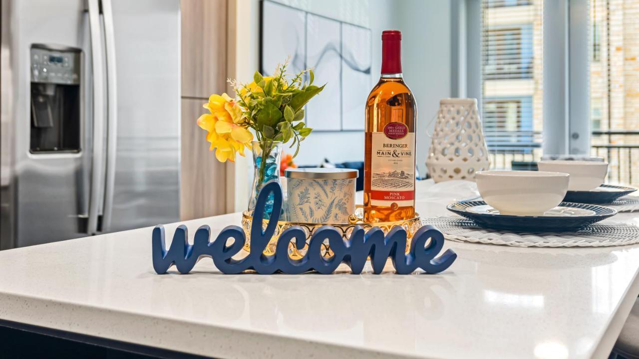 Cozy Retreat-free Reserved Parking-pool Apartment Addison
